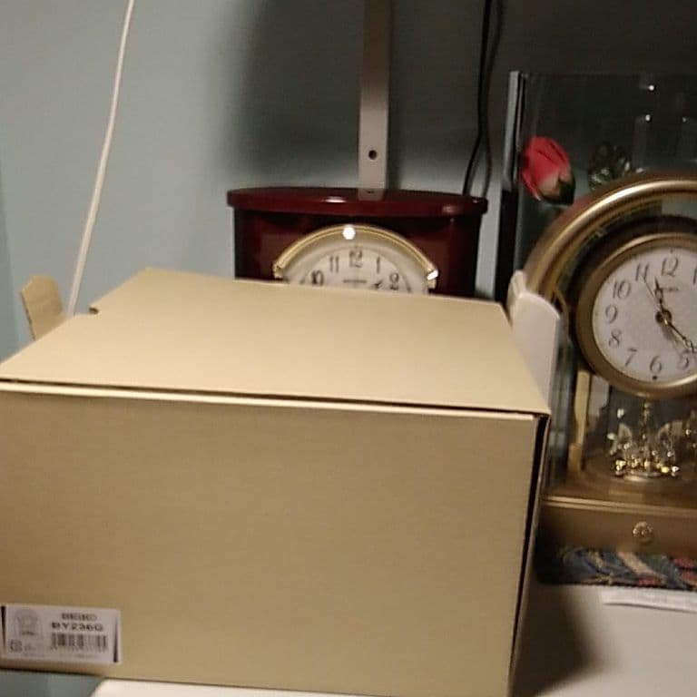 モダンな置き時計です。頂いたばかりで御座います。