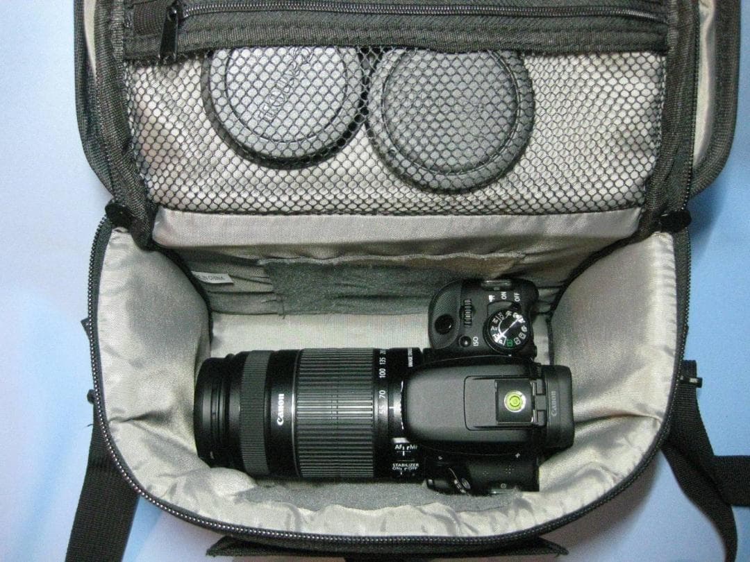 スタイリッシュなデザインの大容量一眼レフカメラケース