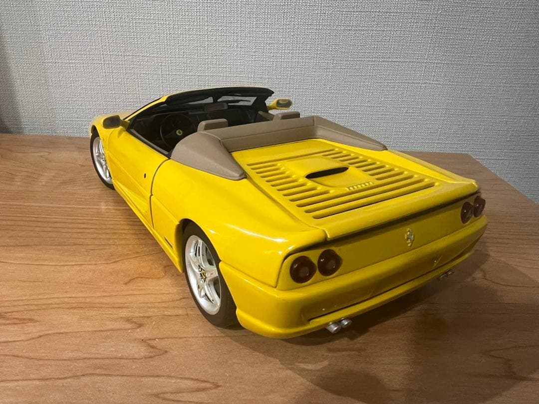 1/18 UTモデルス　フェラーリ355スパイダー