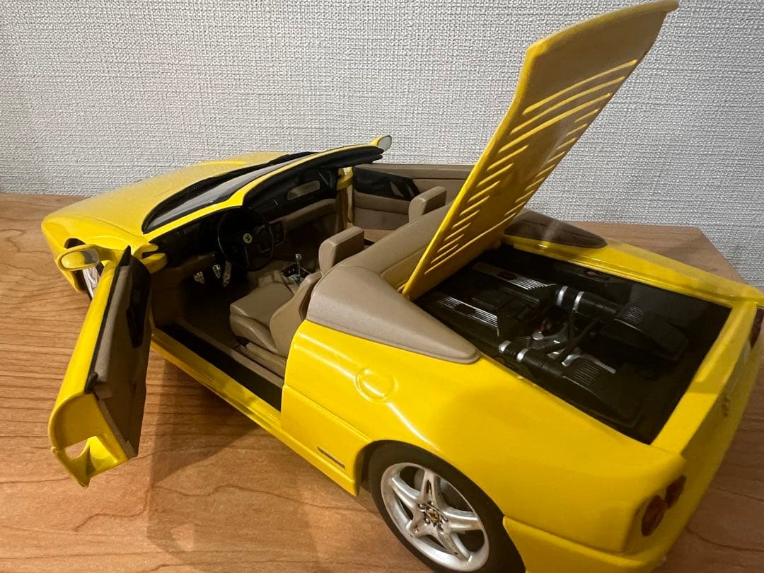 1/18 UTモデルス　フェラーリ355スパイダー