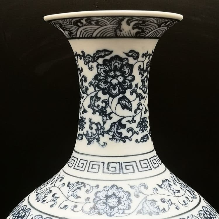薄胎無釉団模様賞瓶です 景徳鎮 陶磁器 装飾品 現代工芸品美術品 置物