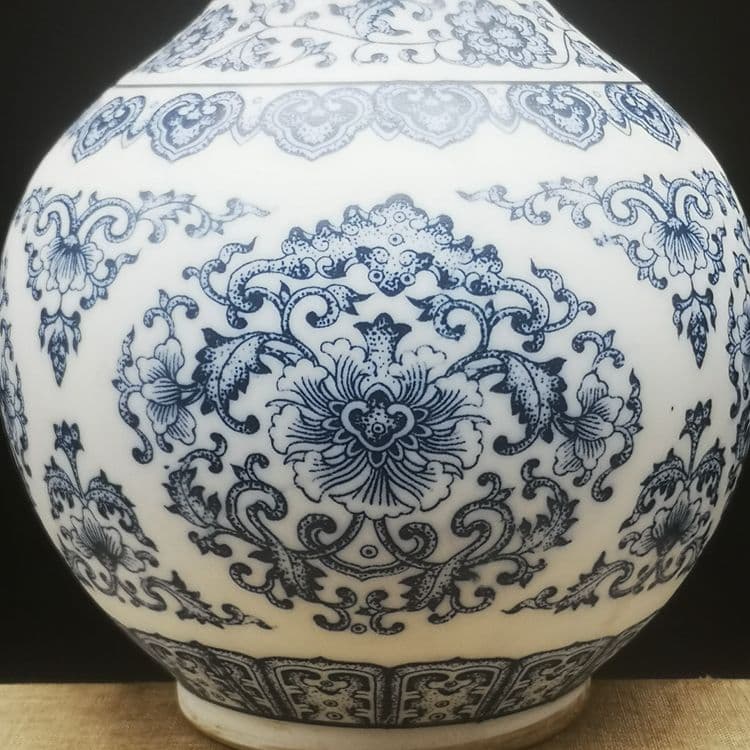 薄胎無釉団模様賞瓶です 景徳鎮 陶磁器 装飾品 現代工芸品美術品 置物