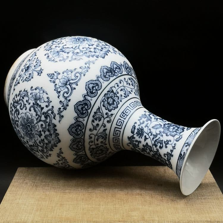 薄胎無釉団模様賞瓶です 景徳鎮 陶磁器 装飾品 現代工芸品美術品 置物