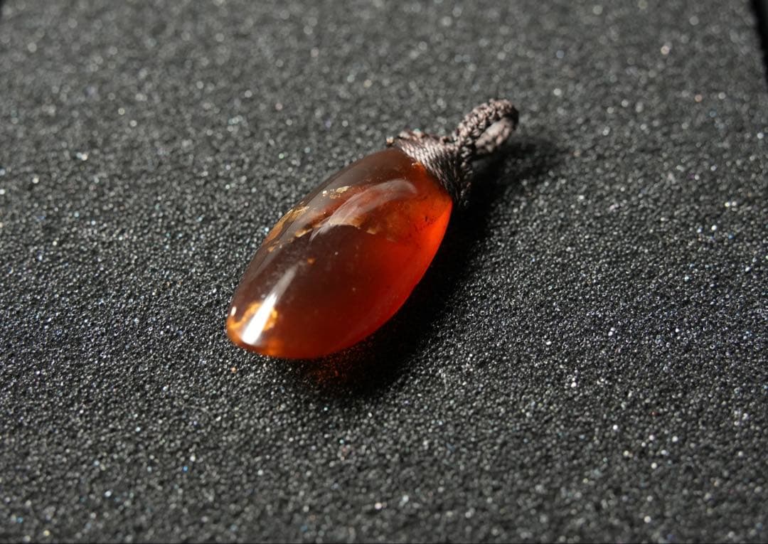 琥珀のネックレス