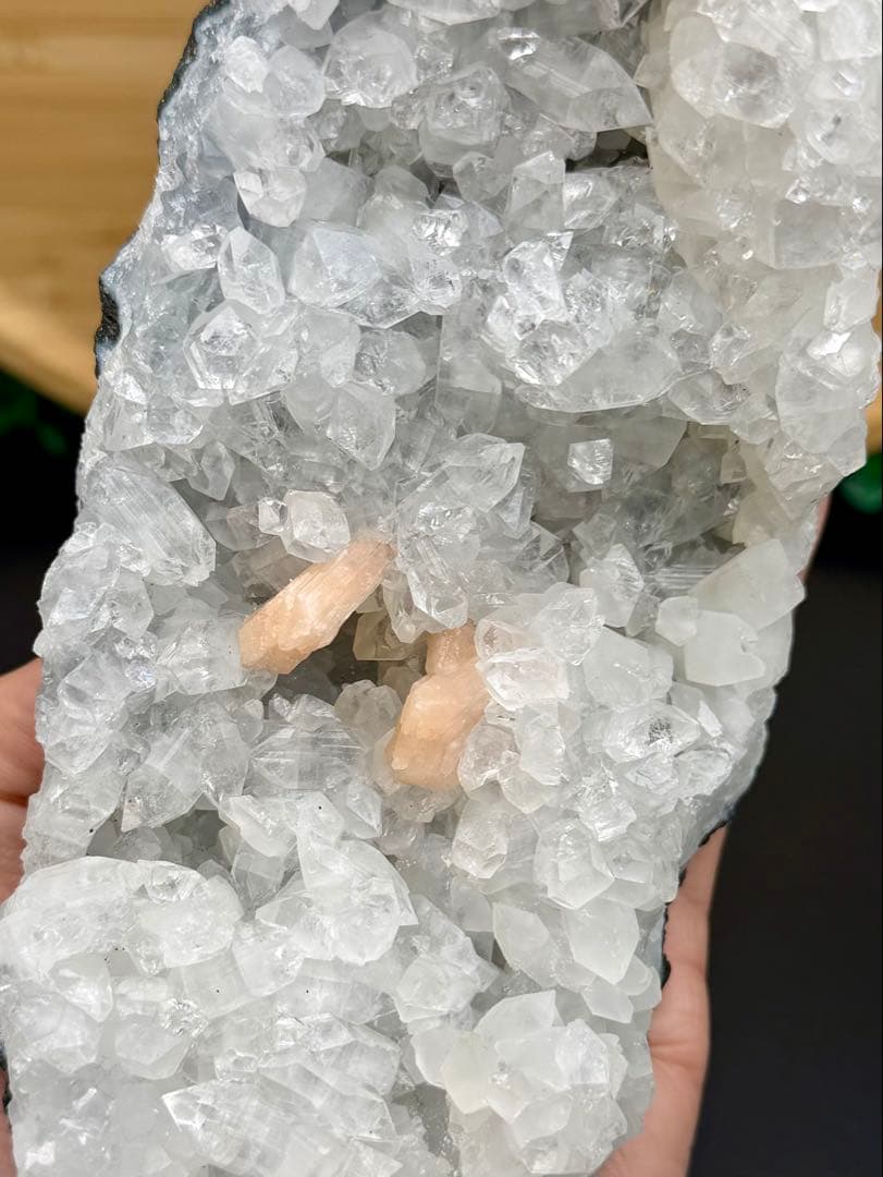 美品★天然アポフィライト原石　母岩付き　インド産　魚眼石　パワーストーン