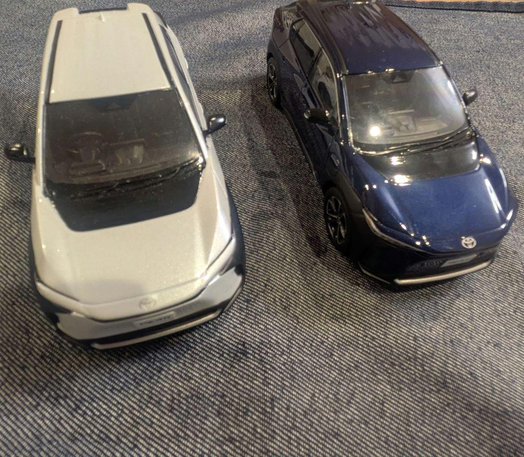 bZ4X ミニカー　プラチナホワイトパールマイカ・ブルーマイカ