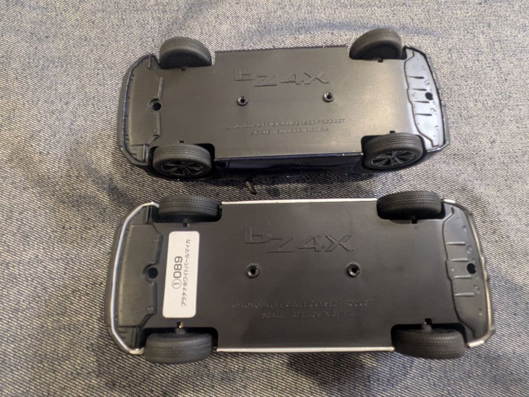 bZ4X ミニカー　プラチナホワイトパールマイカ・ブルーマイカ