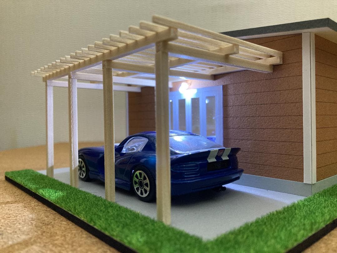 ミニカー専用ジオラマ：1/43 木造パーゴラ付ガレージ（ブラウン）背面ミラー貼り
