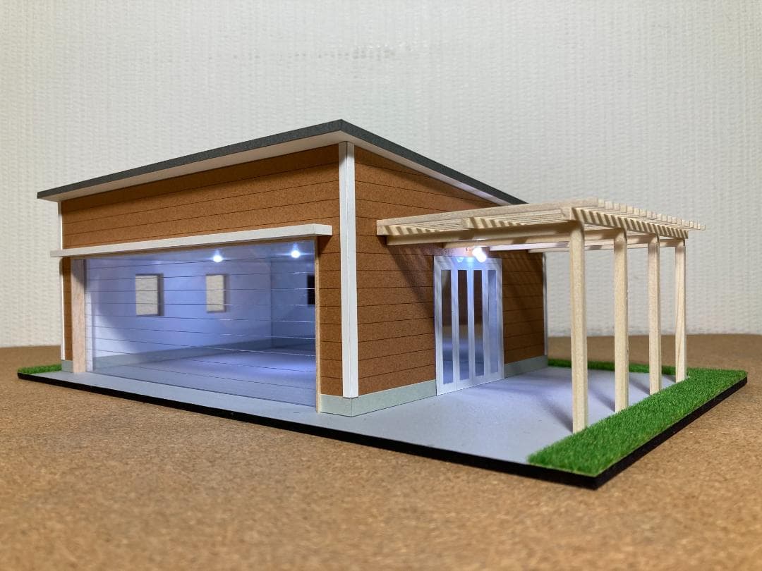 ミニカー専用ジオラマ：1/43 木造パーゴラ付ガレージ（ブラウン）背面ミラー貼り