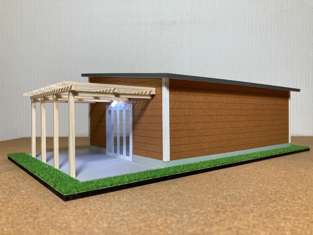ミニカー専用ジオラマ：1/43 木造パーゴラ付ガレージ（ブラウン）背面ミラー貼り