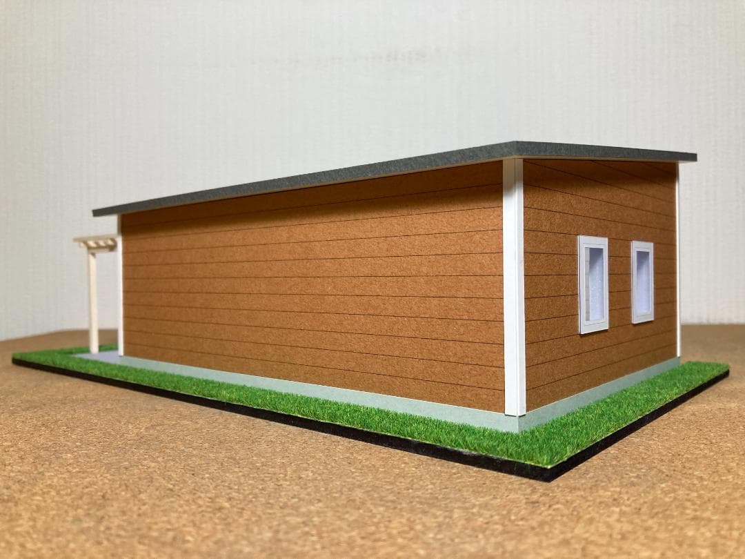 ミニカー専用ジオラマ：1/43 木造パーゴラ付ガレージ（ブラウン）背面ミラー貼り