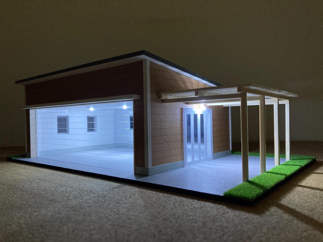 ミニカー専用ジオラマ：1/43 木造パーゴラ付ガレージ（ブラウン）背面ミラー貼り