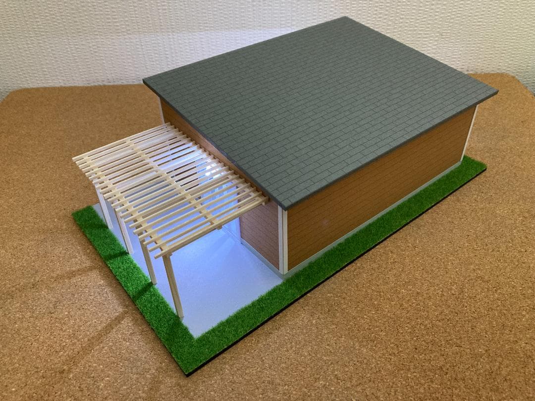 ミニカー専用ジオラマ：1/43 木造パーゴラ付ガレージ（ブラウン）背面ミラー貼り