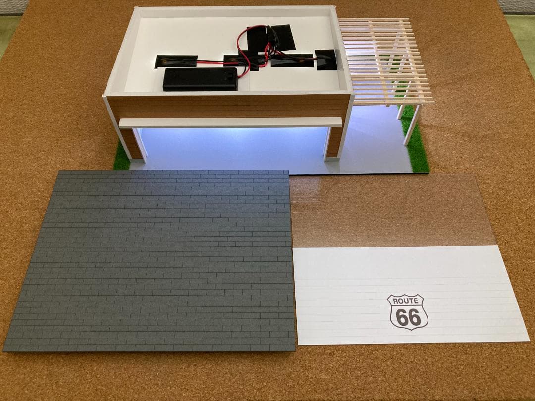 ミニカー専用ジオラマ：1/43 木造パーゴラ付ガレージ（ブラウン）背面ミラー貼り