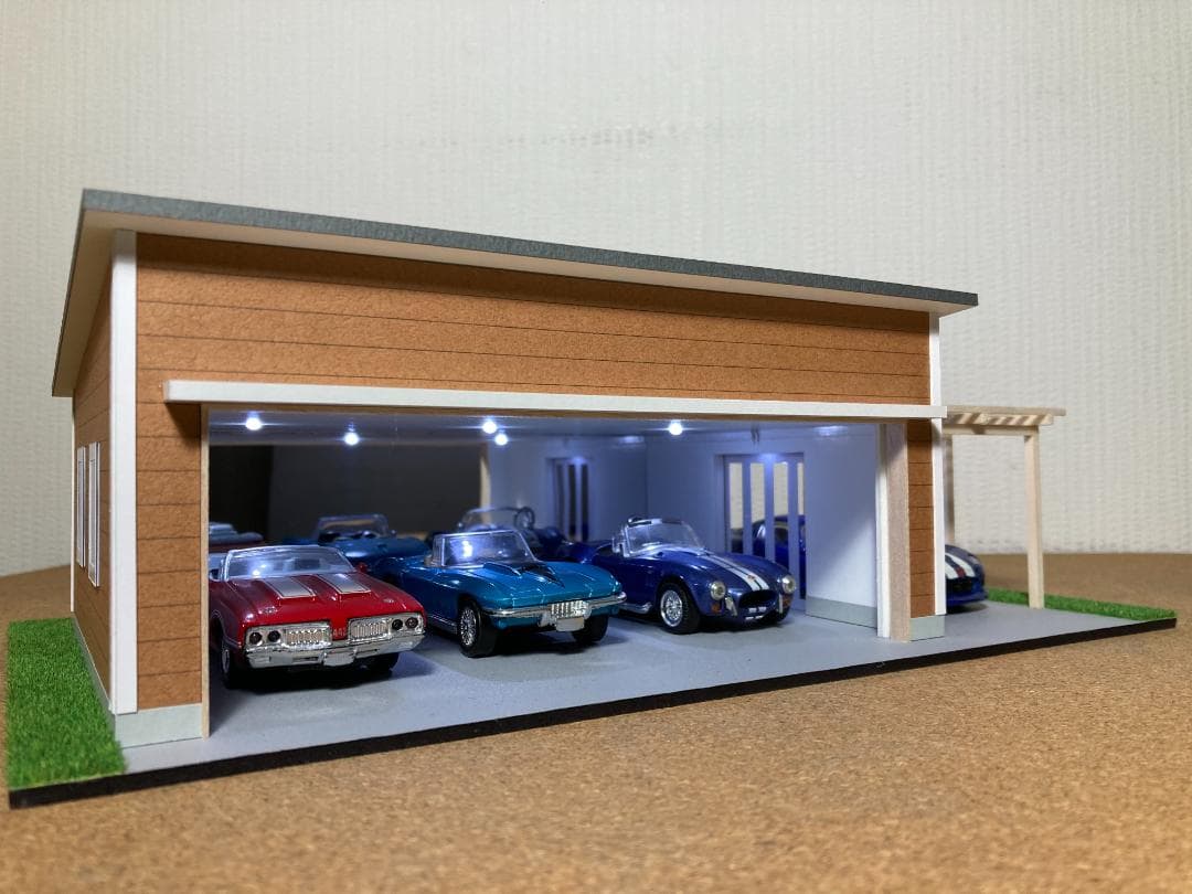 ミニカー専用ジオラマ：1/43 木造パーゴラ付ガレージ（ブラウン）背面ミラー貼り