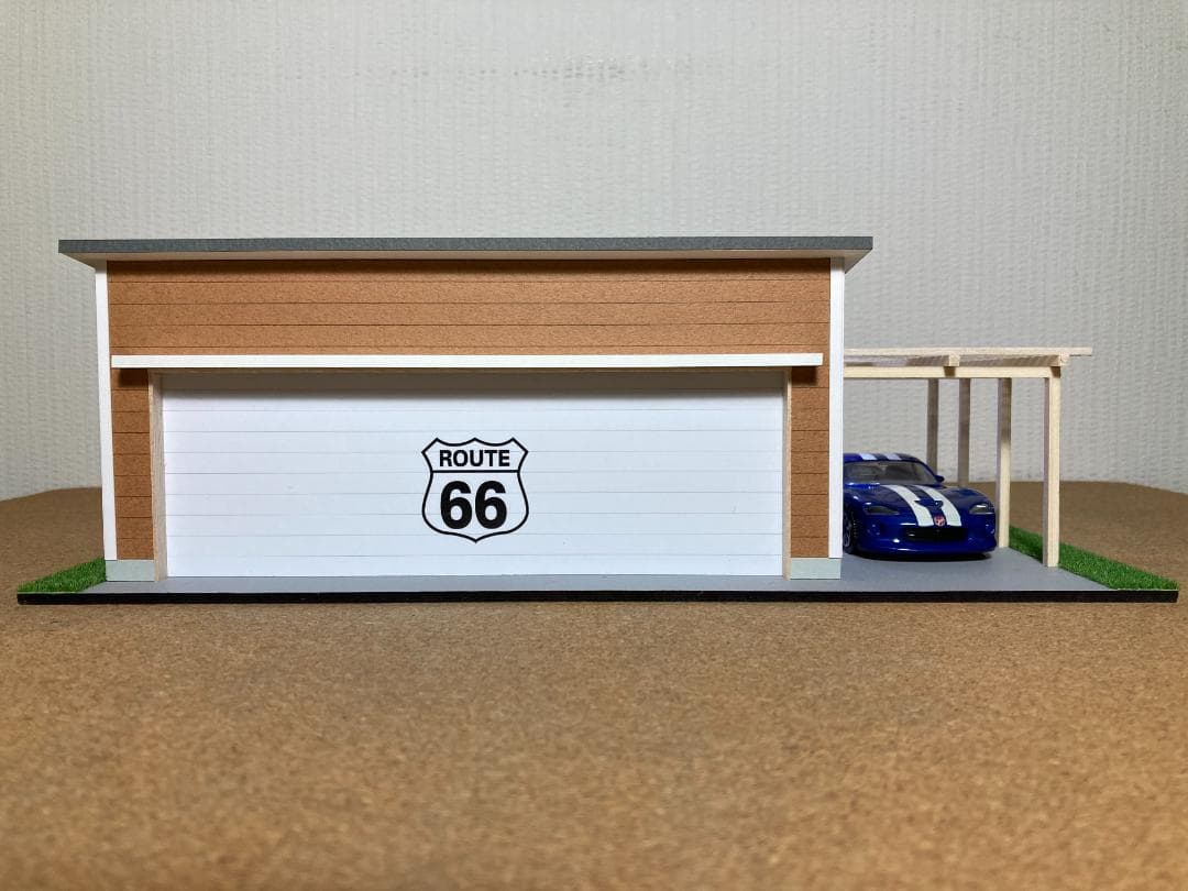 ミニカー専用ジオラマ：1/43 木造パーゴラ付ガレージ（ブラウン）背面ミラー貼り