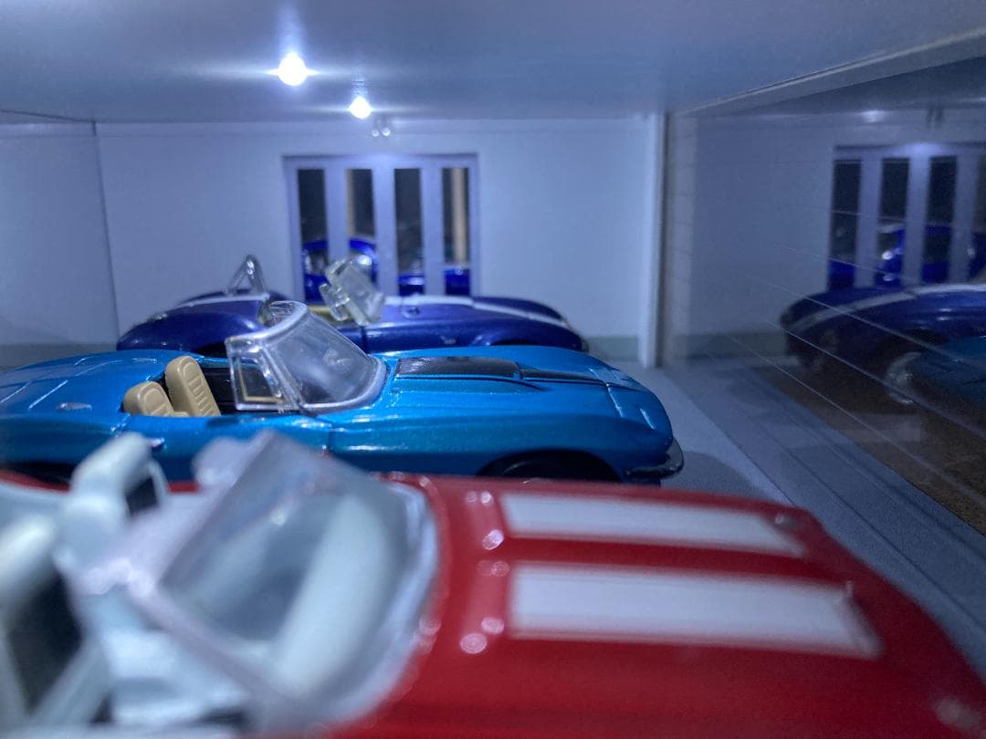 ミニカー専用ジオラマ：1/43 木造パーゴラ付ガレージ（ブラウン）背面ミラー貼り