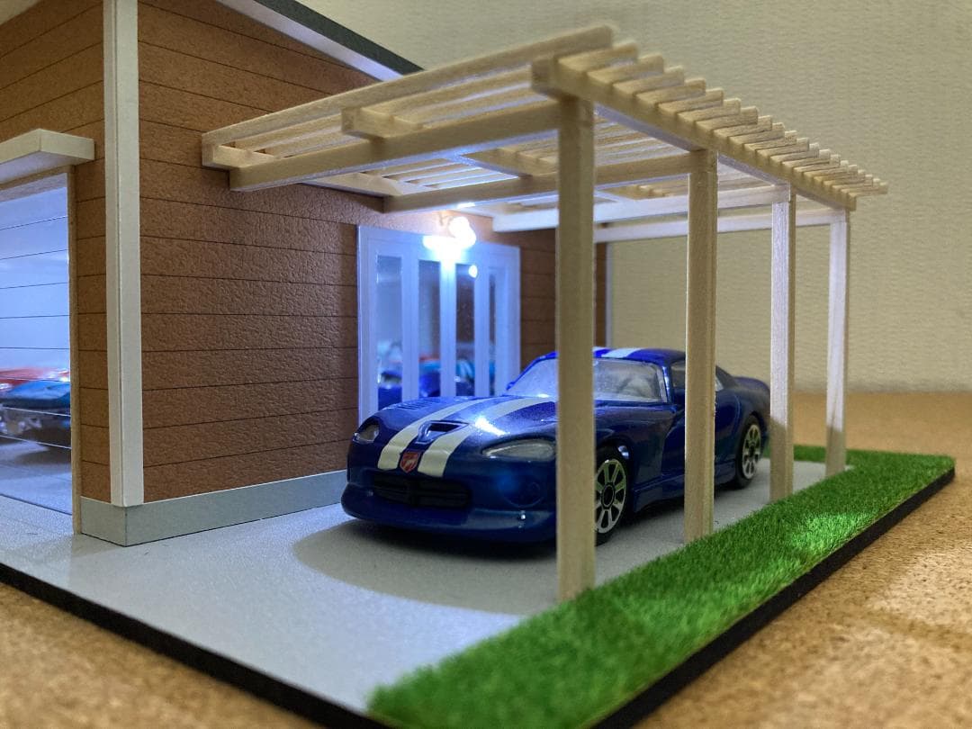 ミニカー専用ジオラマ：1/43 木造パーゴラ付ガレージ（ブラウン）背面ミラー貼り