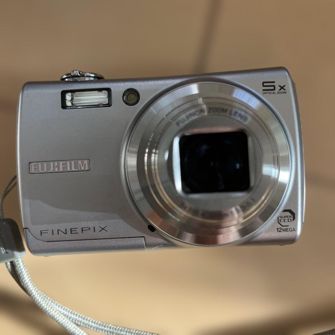 Fujifilm FinePix F100 コンパクトデジタルカメラ