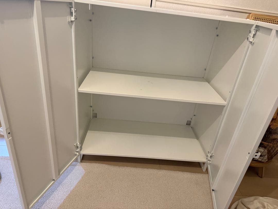 ホワイトキャビネット 2段棚付き