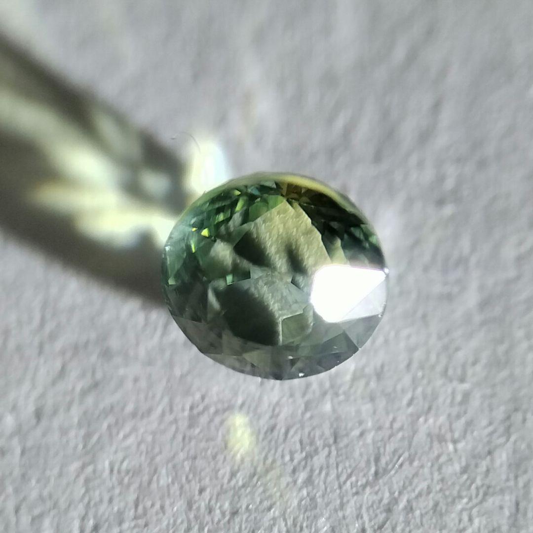 サファイア　ルース　グリーン　0.49ct 非加熱　VVS
