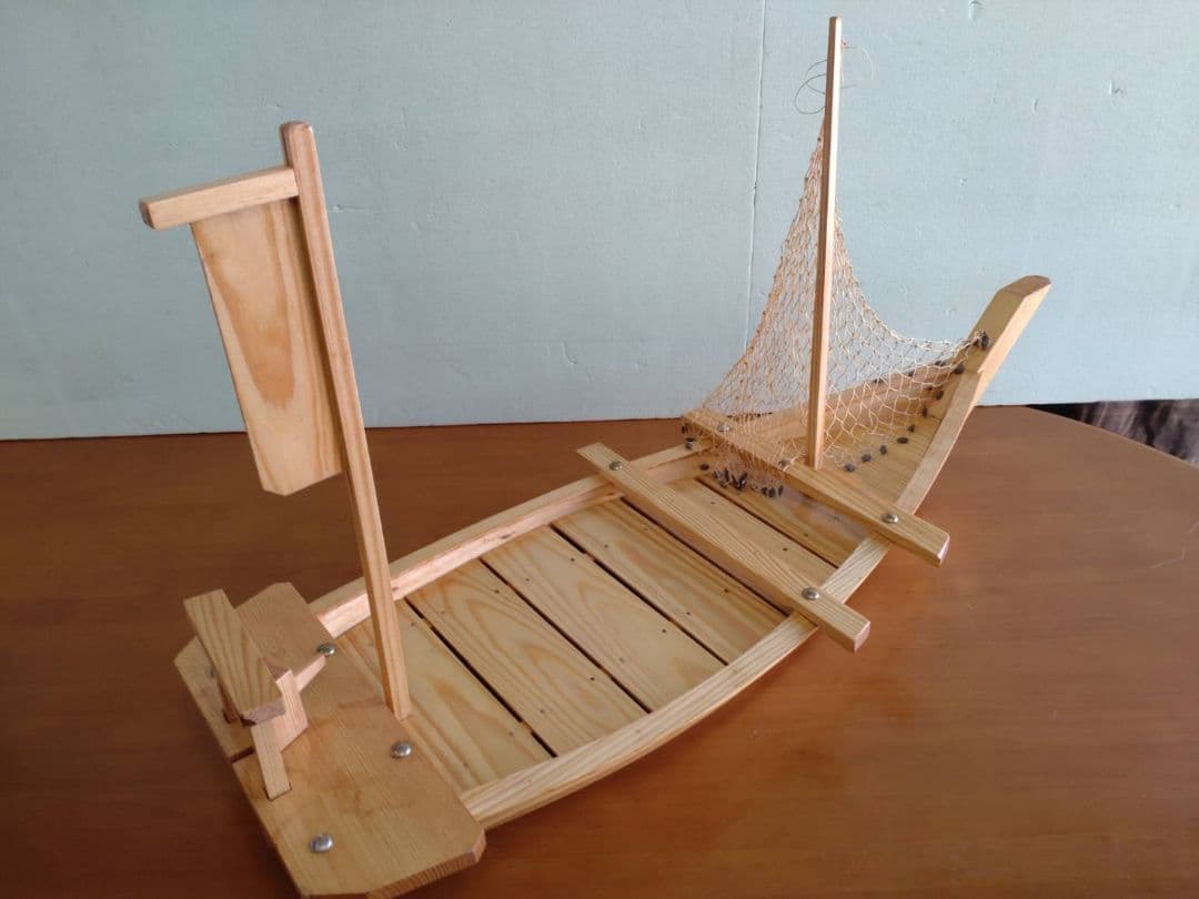 舟盛り、料理舟は木製で網付き、お刺身、お寿司の盛付け、宴会お正月お祝いの豪華船に