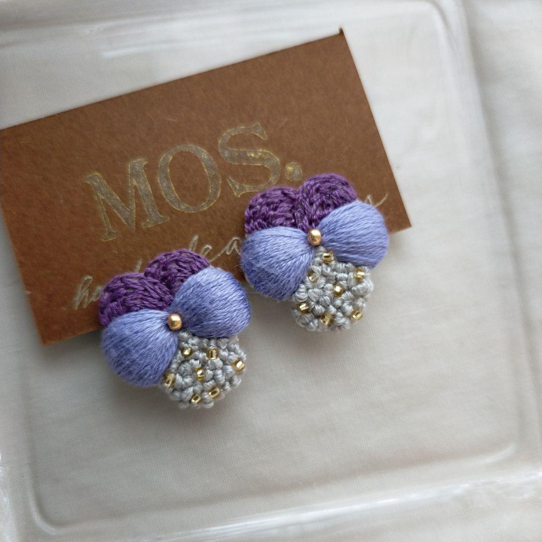 ふっくら花びら❁手刺繍イヤリング 手刺繍ピアス  ビオラ  パンジー
