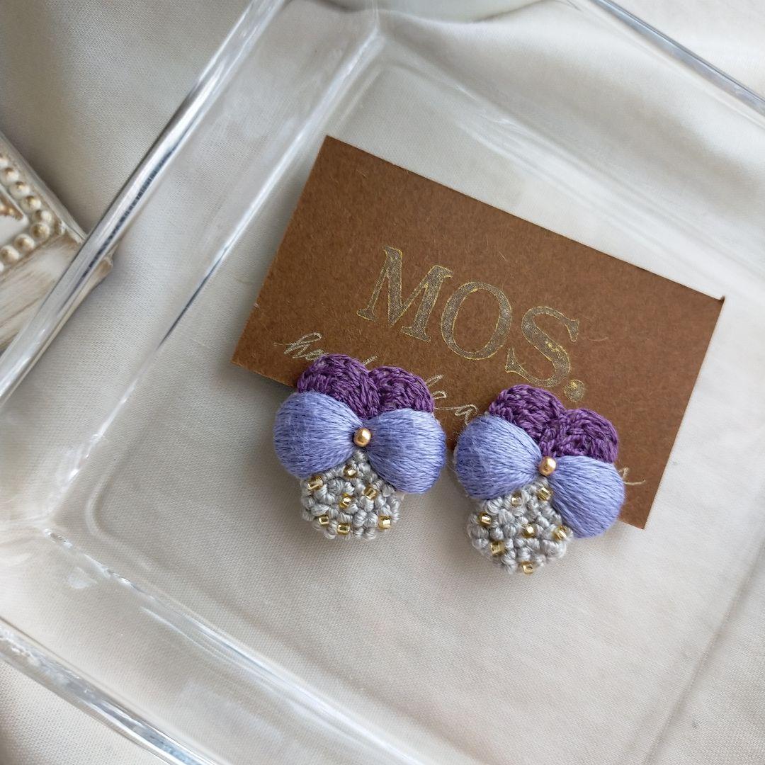 ふっくら花びら❁手刺繍イヤリング 手刺繍ピアス  ビオラ  パンジー
