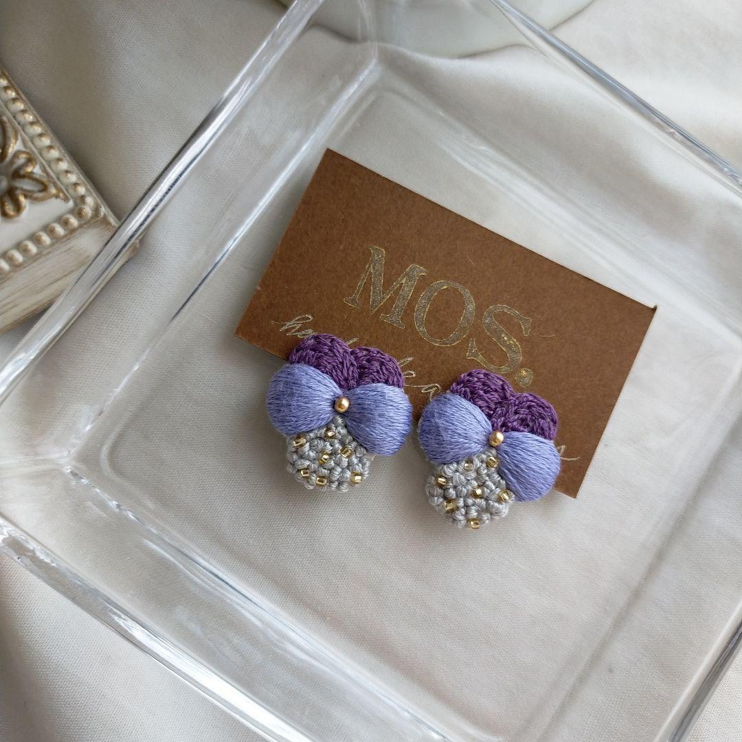 ふっくら花びら❁手刺繍イヤリング 手刺繍ピアス  ビオラ  パンジー