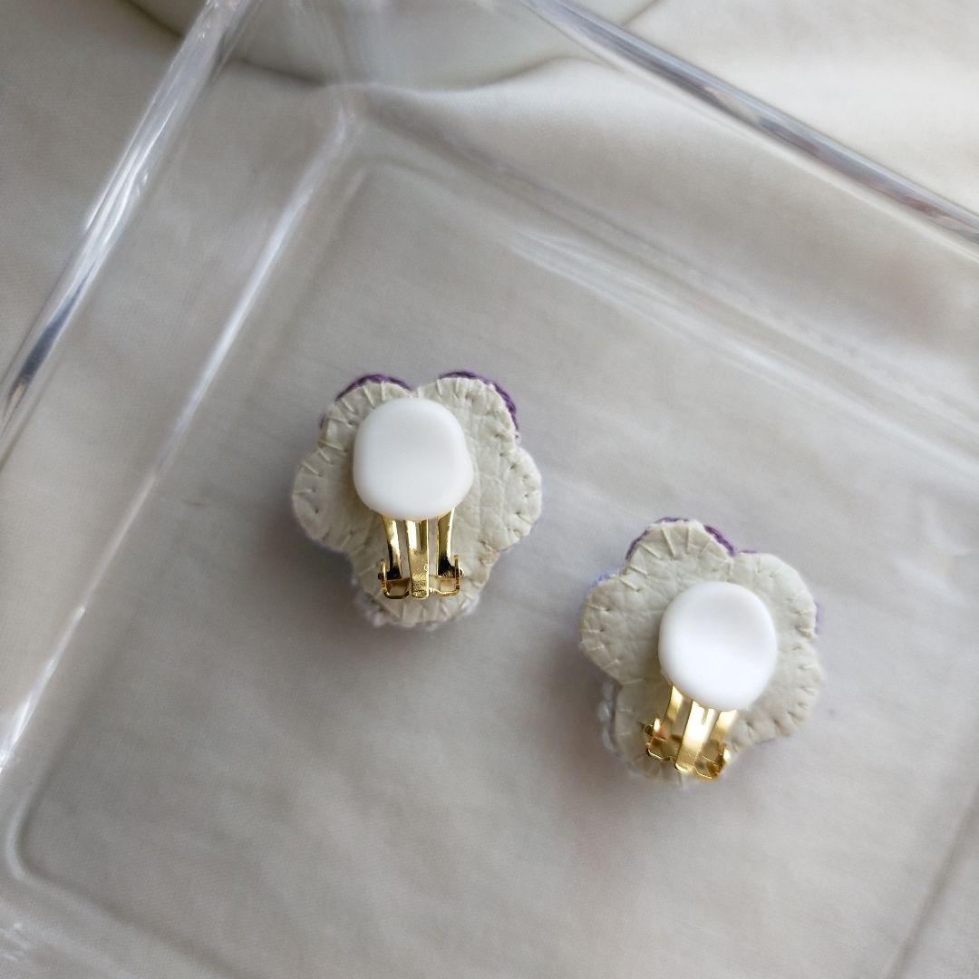 ふっくら花びら❁手刺繍イヤリング 手刺繍ピアス  ビオラ  パンジー