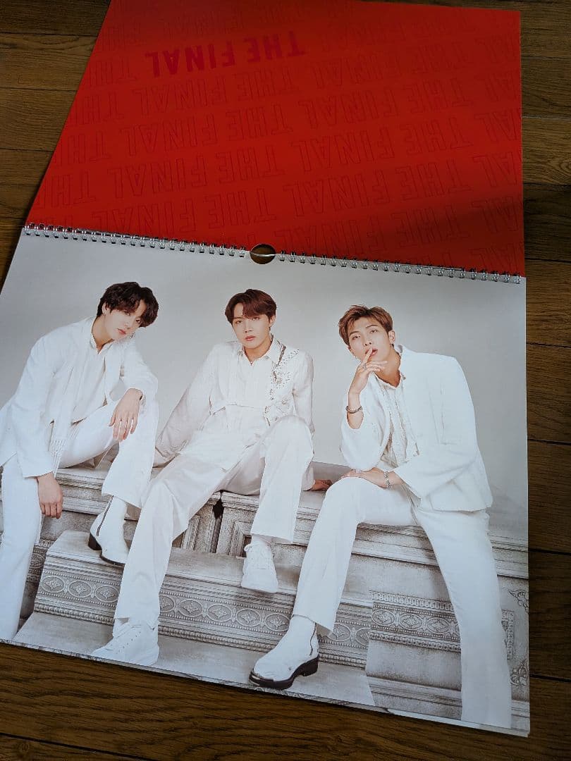 【グッズ詰め合わせ】BTSコレクションまとめ売り特大クッション、トレカなど