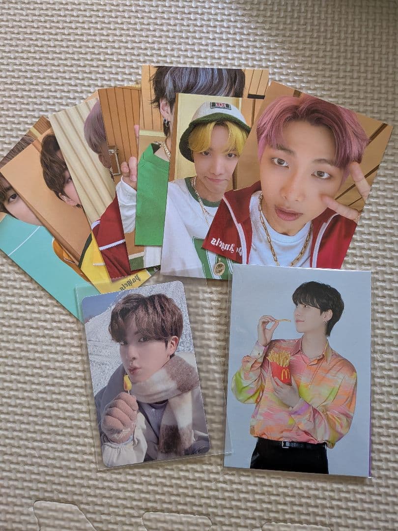 【グッズ詰め合わせ】BTSコレクションまとめ売り特大クッション、トレカなど
