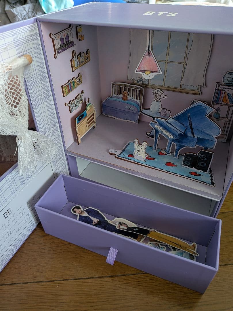 【グッズ詰め合わせ】BTSコレクションまとめ売り特大クッション、トレカなど