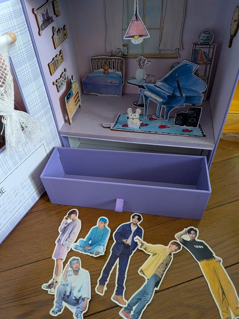 【グッズ詰め合わせ】BTSコレクションまとめ売り特大クッション、トレカなど