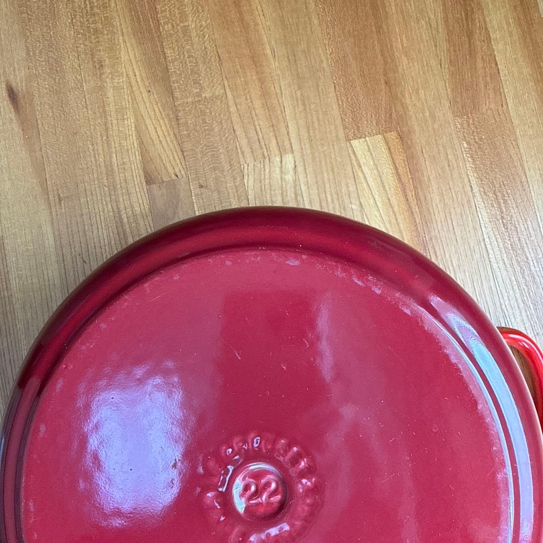 【お値下げ中】ルクルーゼ 22cm ホーロー　両手鍋　チェリーレッド