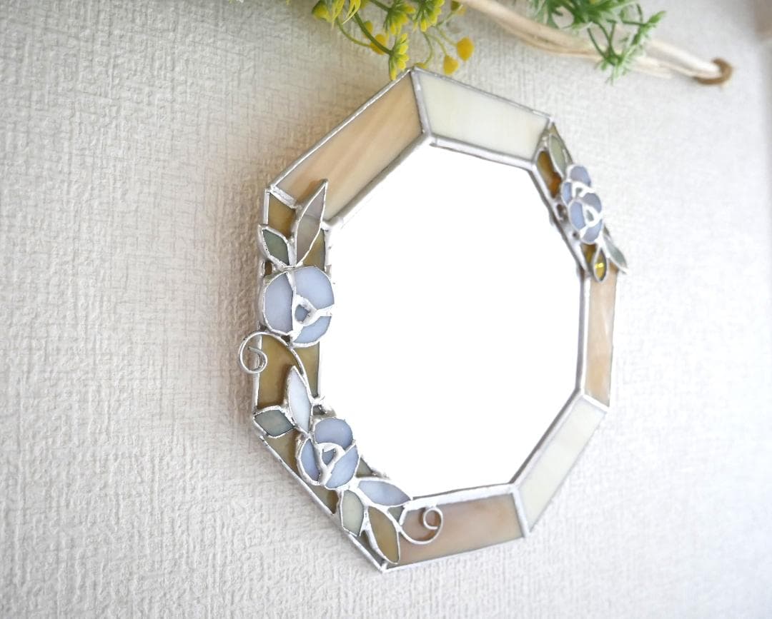 *✴︎:.。ベージュの白い小花の八角形鏡♪　（size20㎝/Max21㎝）