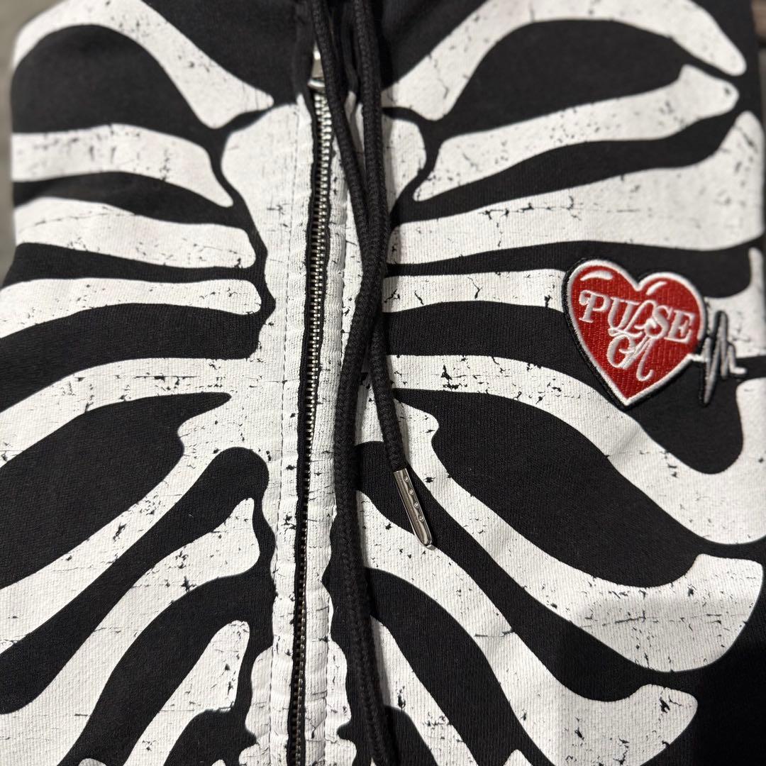 TREASURE PULSE ON ジップアップパーカー フーディー BLACK