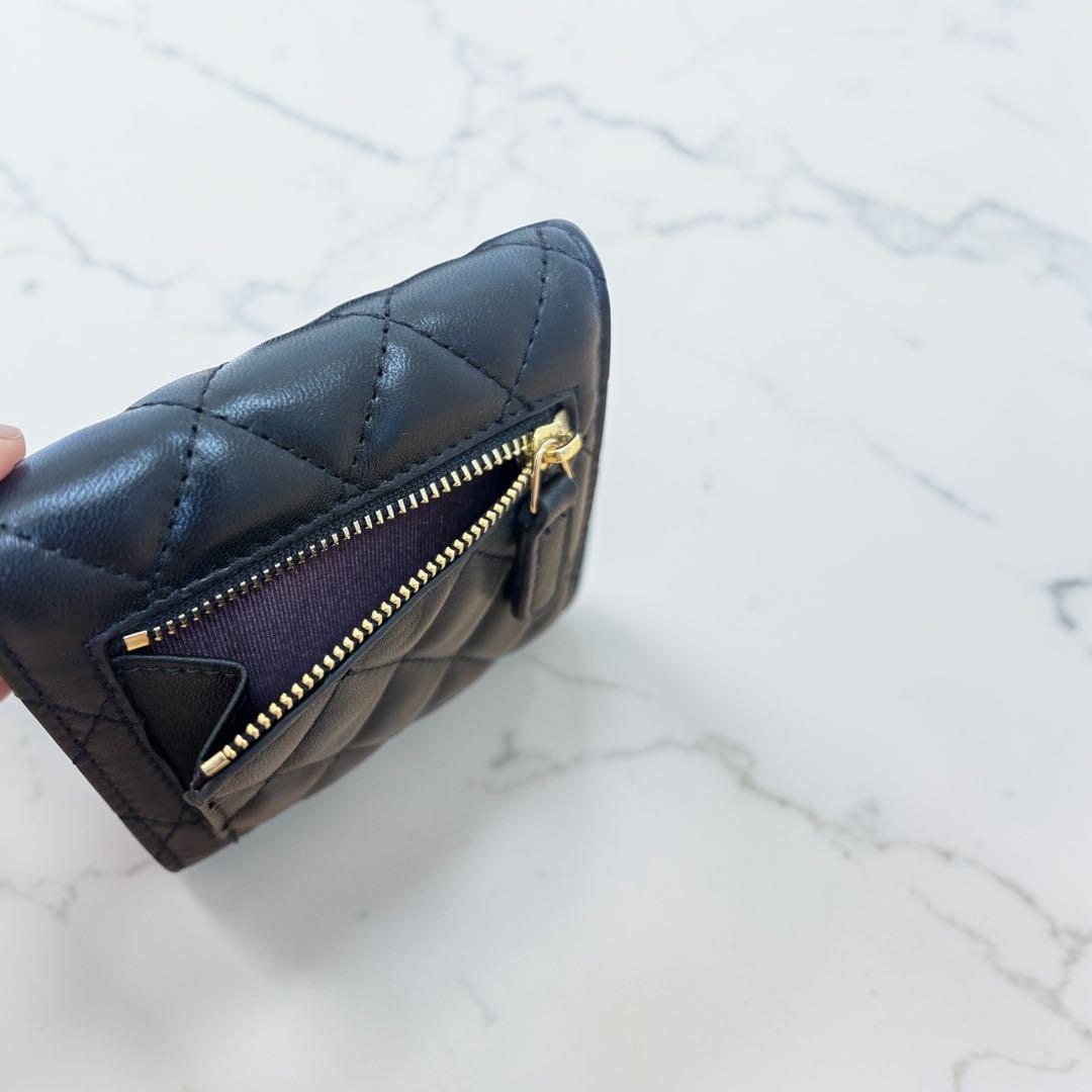 【新品・未使用】ゴールドロゴ二つ折財布ラムスキンポケット