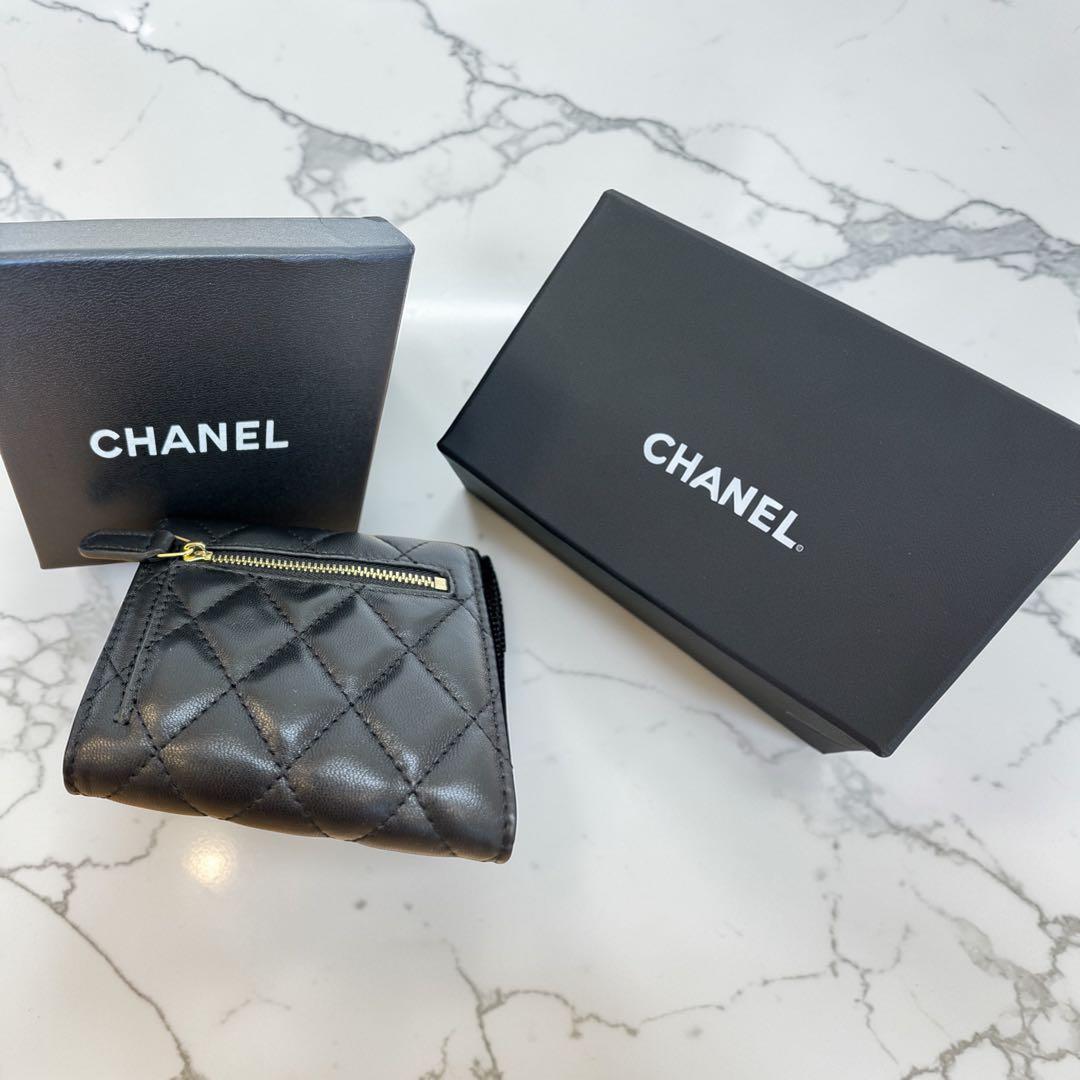 【新品・未使用】ゴールドロゴ二つ折財布ラムスキンポケット