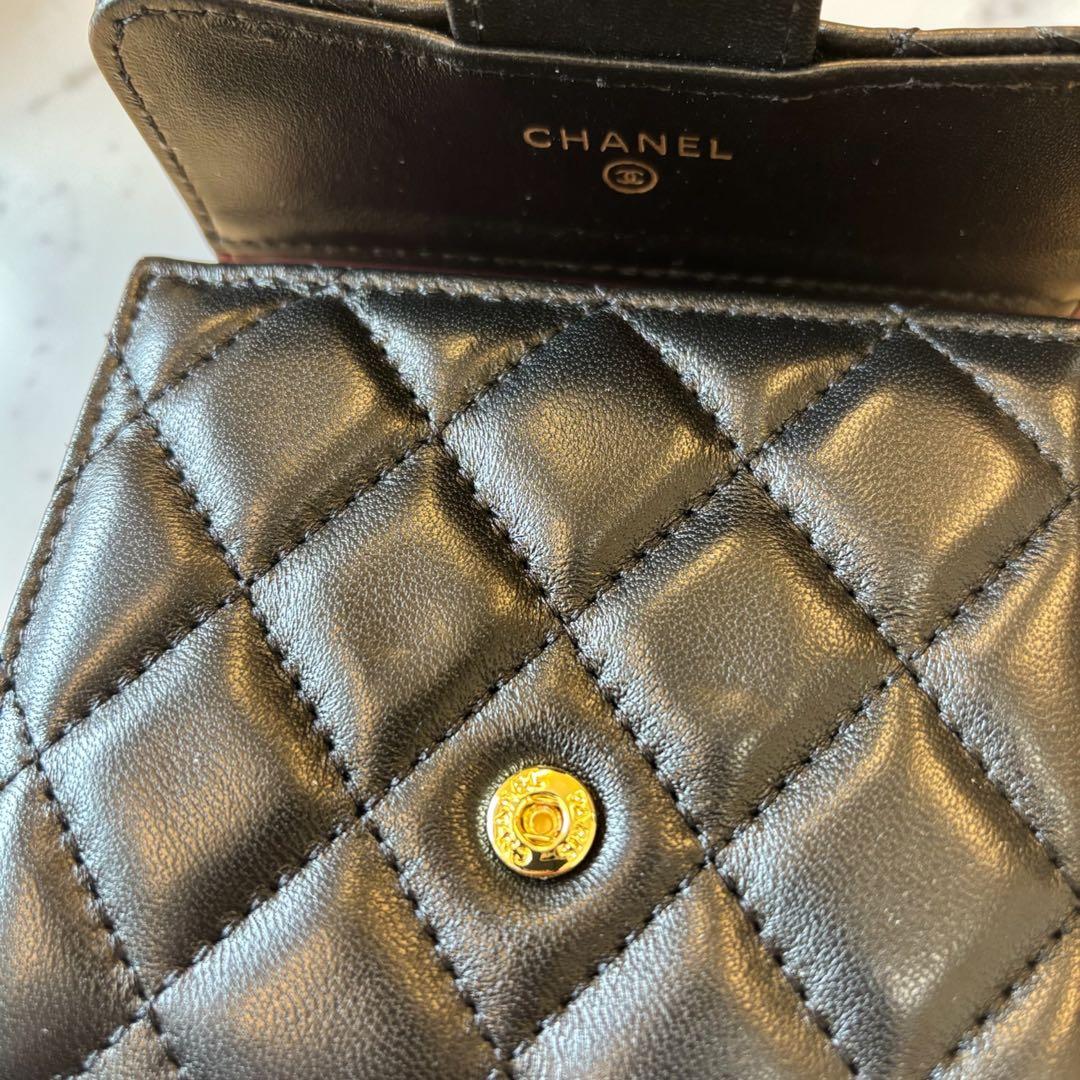 【新品・未使用】ゴールドロゴ二つ折財布ラムスキンポケット