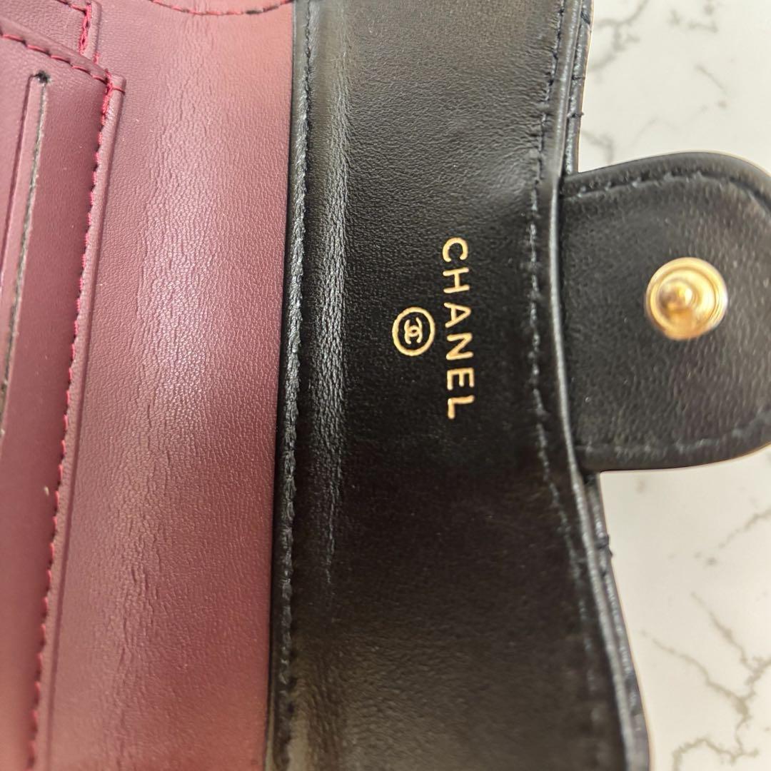 【新品・未使用】ゴールドロゴ二つ折財布ラムスキンポケット