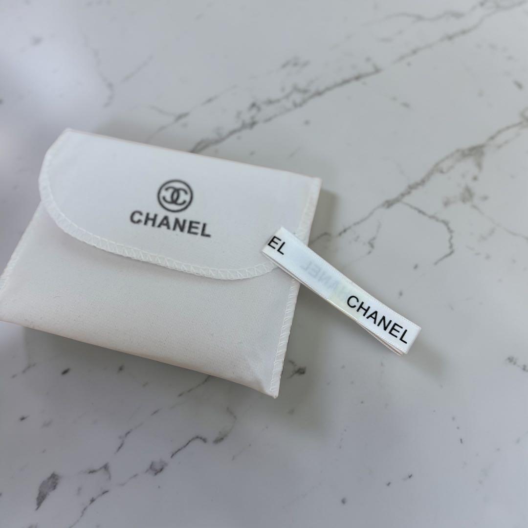 【新品・未使用】ゴールドロゴ二つ折財布ラムスキンポケット