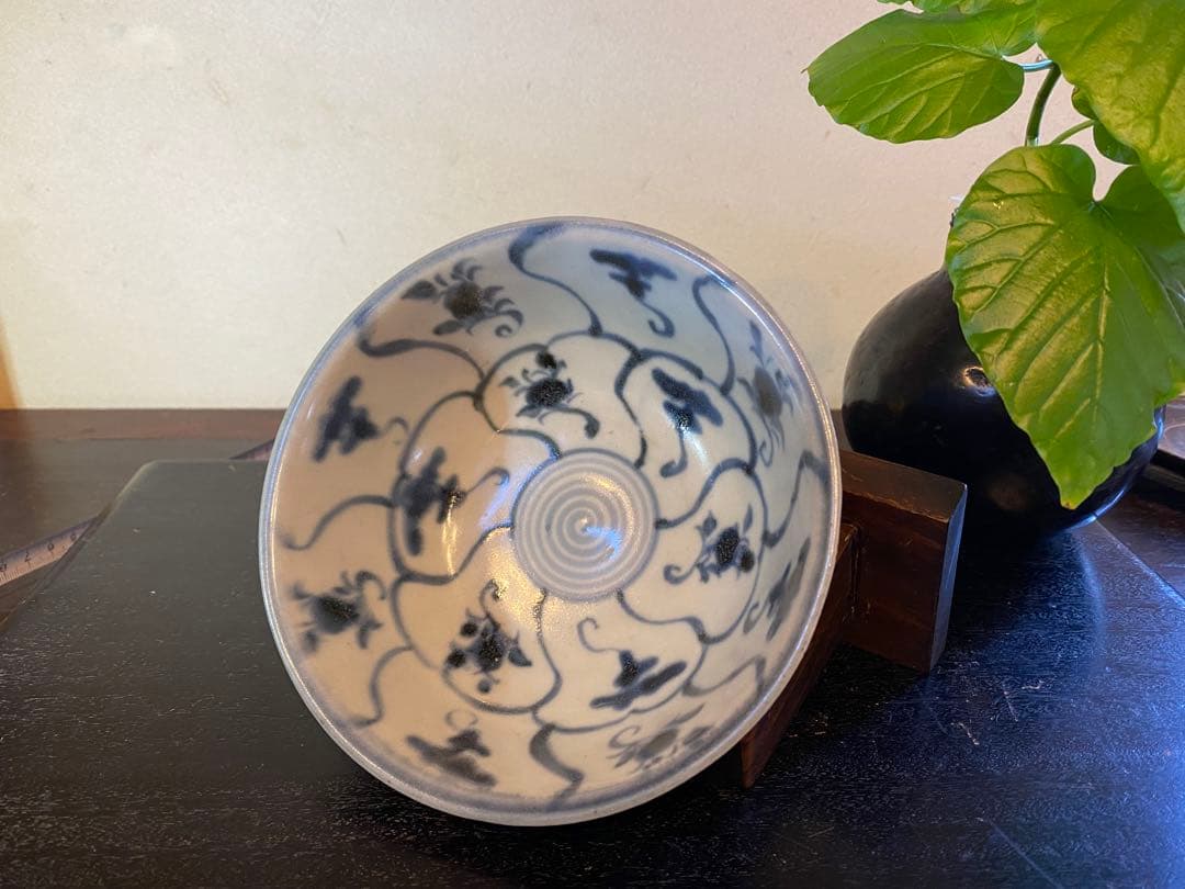 希少・アンティーク・徳化窯 ・古染付・六輪蓮文椀・唐木鑑賞台付２点セット