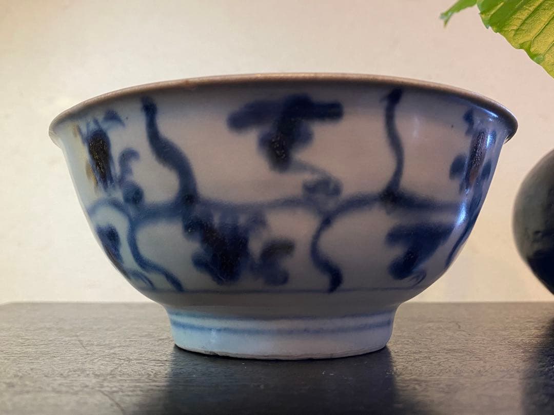 希少・アンティーク・徳化窯 ・古染付・六輪蓮文椀・唐木鑑賞台付２点セット