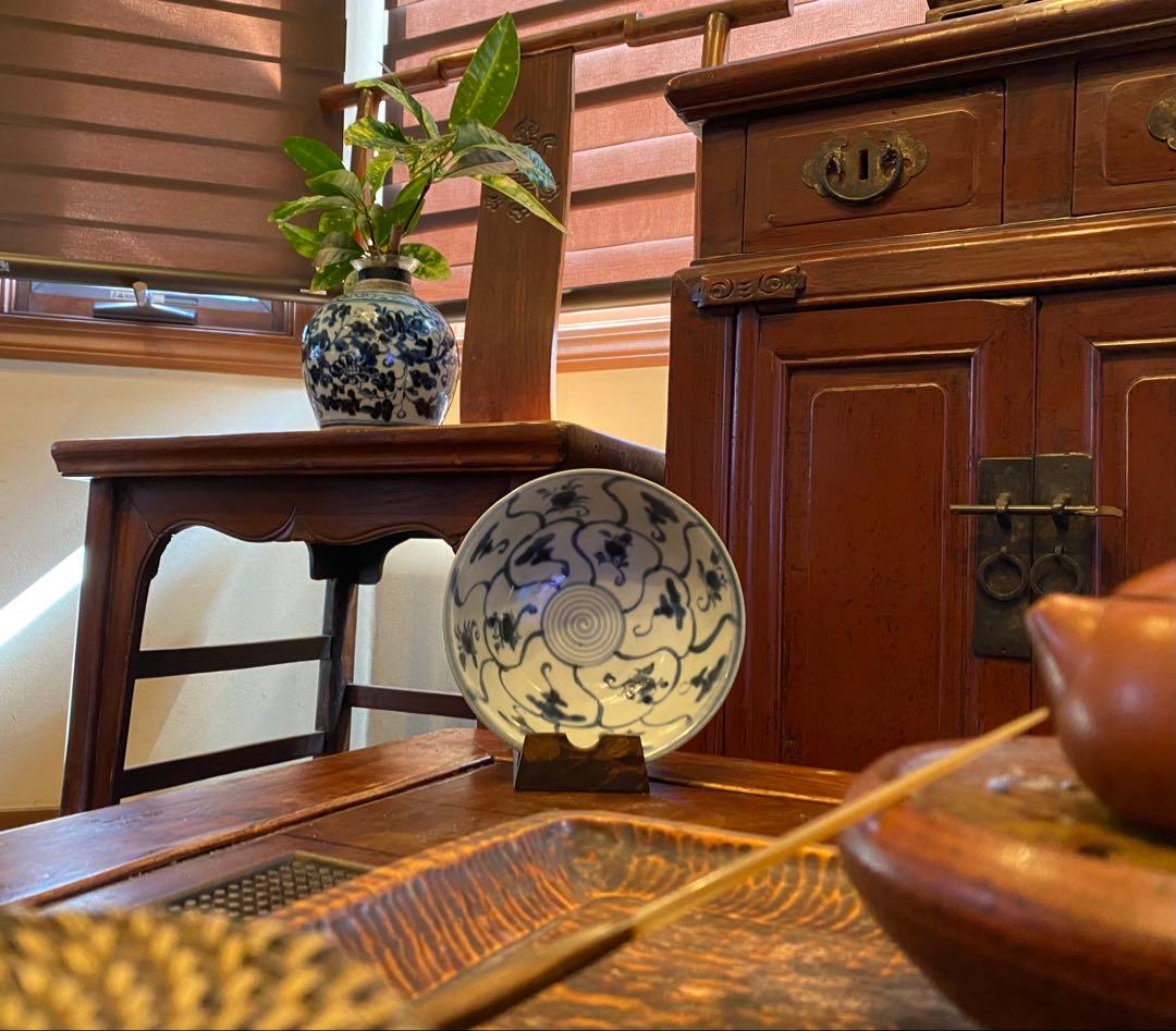 希少・アンティーク・徳化窯 ・古染付・六輪蓮文椀・唐木鑑賞台付２点セット