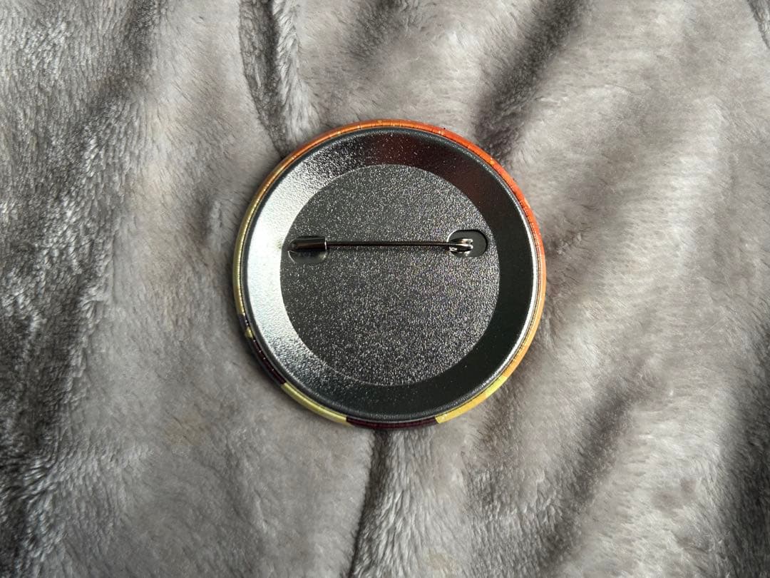 «大幅値下げ»いれいす 初兎 ブチアゲ 直筆サイン入り缶バッジ