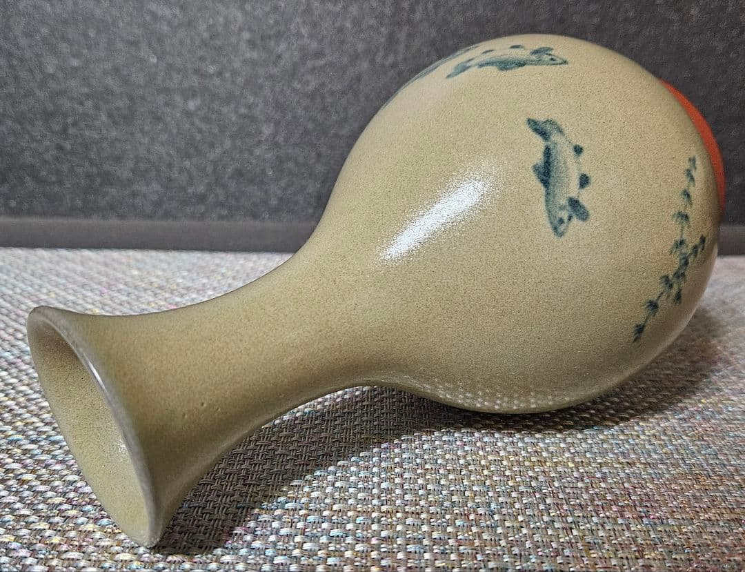 人間国宝　佐渡　無名異焼　五代 伊藤赤水 造　染付　水藻に魚の図　花入れ　共箱