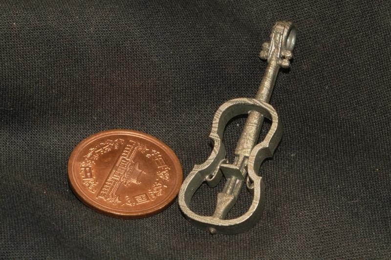 バイオリン型アクセサリー音楽の魂を宿す『シンフォニック・ペンダント』