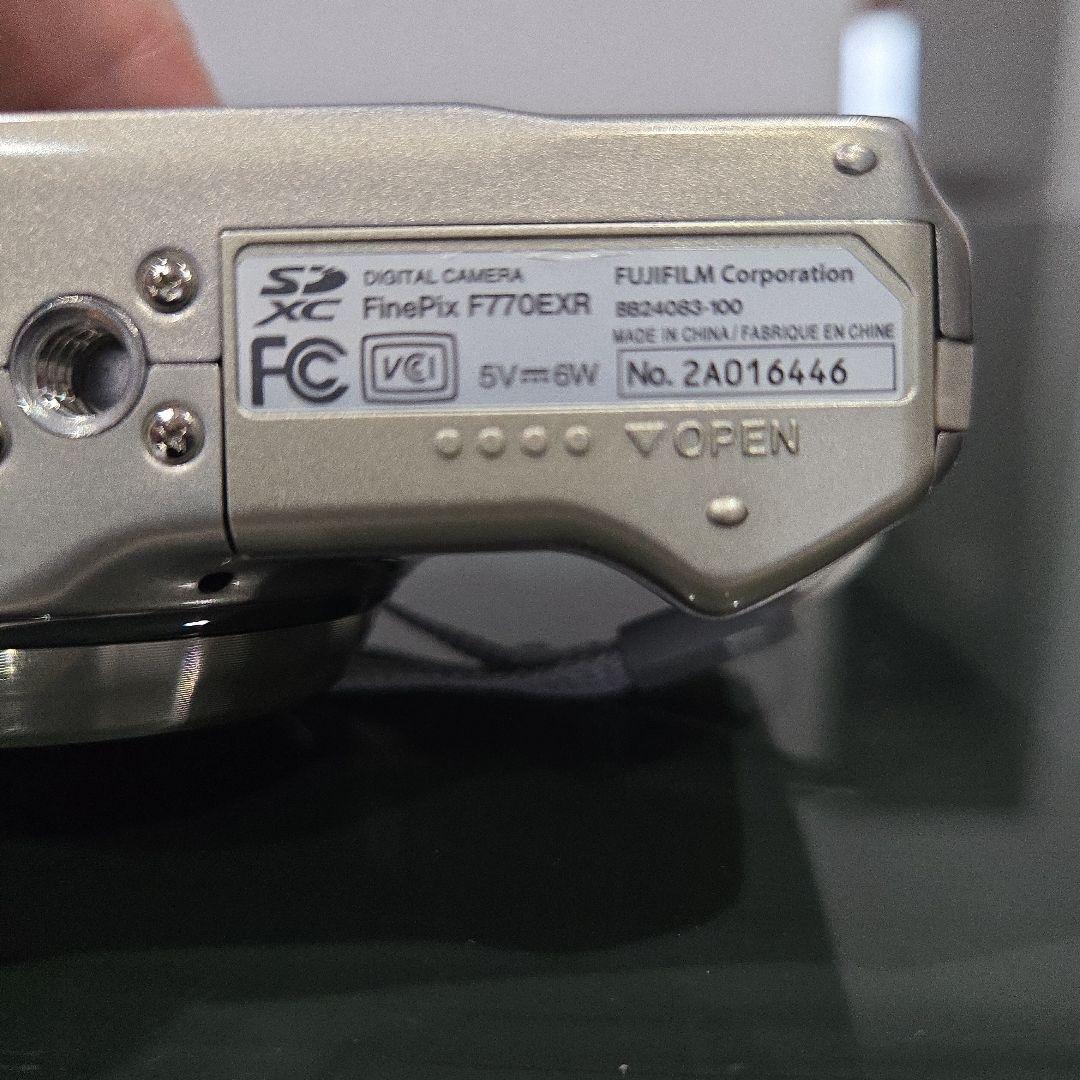 FUJIFILM FinePix F770EXR　シルバー