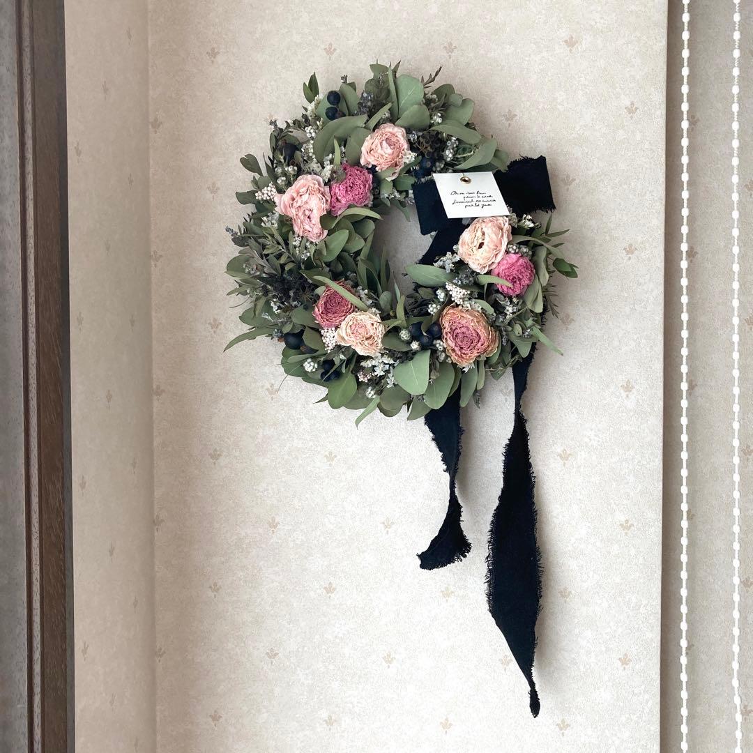 くすみピンクのラナンキュラスと黒い木の実のリース (約25cm)